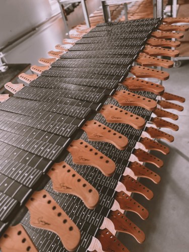 Lotes de m&aacute;stiles de guitarra SMIGER fotografiados durante la revisi&oacute;n de consistencia de producci&oacute;n